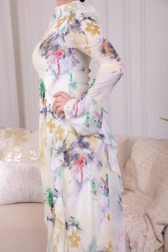 فستان طويل بأكمام نقوش زهرية بألوان هادئة