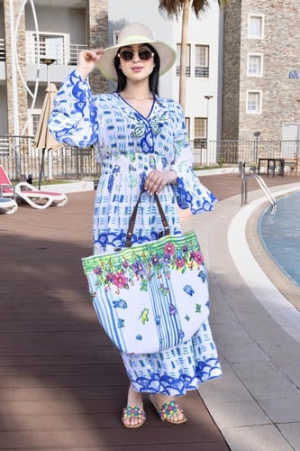 فستان صيفي طويل بتصميم عصري وألوان زاهية