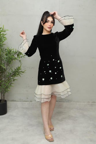 فستان مخملي قصير بتفاصيل لؤلؤية