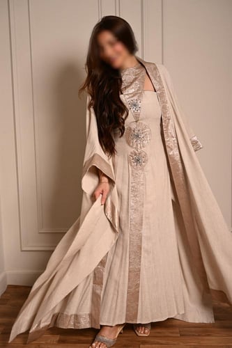 جلابية فاخرة بلون بيج ذهبي بتفاصيل مطرزة ولمسة لام...