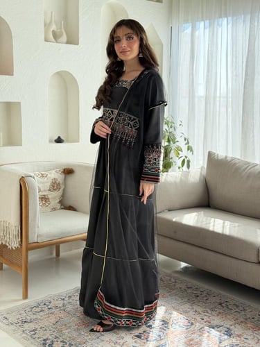 جلابية فخمة مطرزة باللون الذهبي