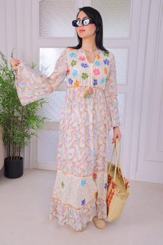 فستان صيفي مزخرف بألوان زاهية وتصميم أنثوي