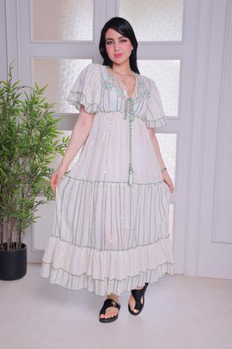 فستان صيفي طويل بتصميم أنيق وألوان هادئة