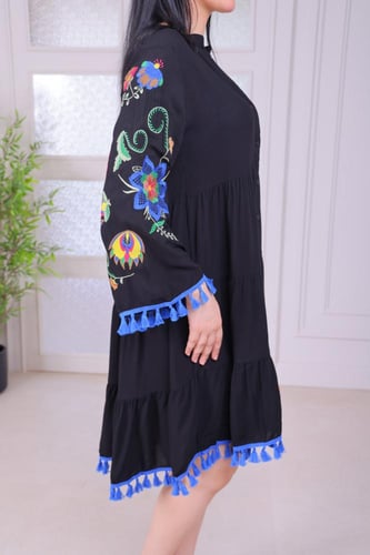فستان صيفي أسود مزخرف بتفاصيل ملونة وأنيقة
