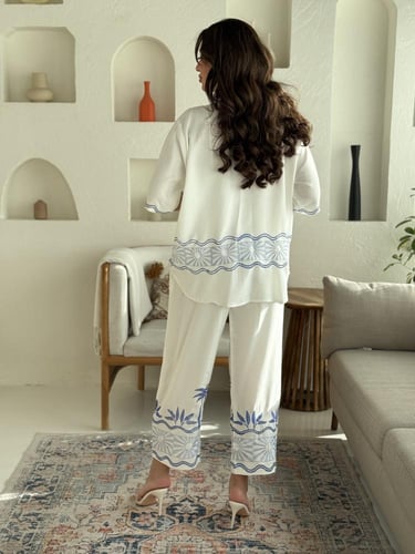 طقم نسائي بزخرفة ناعمة باللون الأزرق