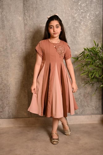 فستان بناتي منفوش بقصة مدرجة