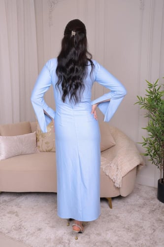 فستان بتصميم عصري وأنيق