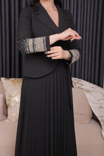 فستان أنيق بتصميم كلاسيكي فاخر