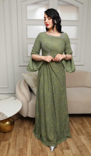 فستان سهرة دانتيل بقصة ملكية