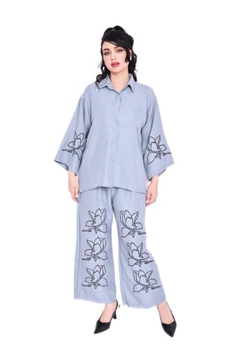 طقم سفر فاخر من قطعتين – أناقة ناعمة وراحة مثالية