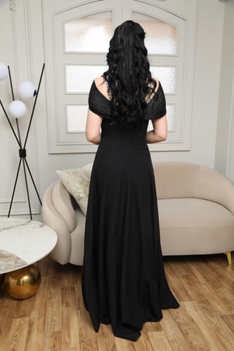 فستان سهرة أسود بتطريز فخم ولمسات لامعة