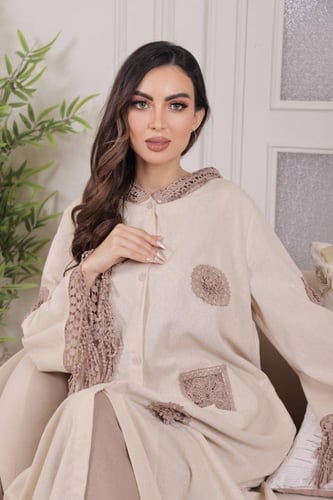 جلابية مغربية فاخرة بتفاصيل دانتيل راقية