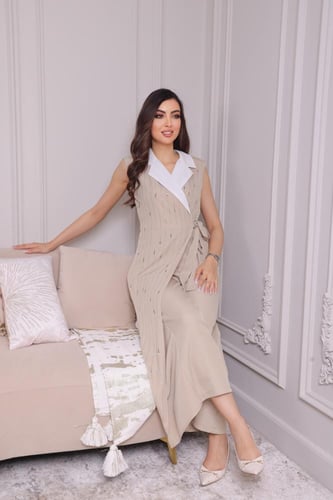 أفرول أنيق بتصميم عصري مع تفاصيل لامعة وحزام جانبي