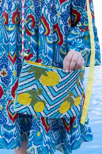 فستان صيفي قصير بتصميم مميز بألوان حيوية