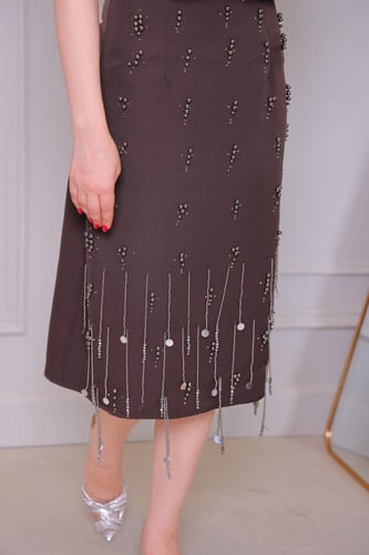 فستان بني مزخرف بتفاصيل لامعة