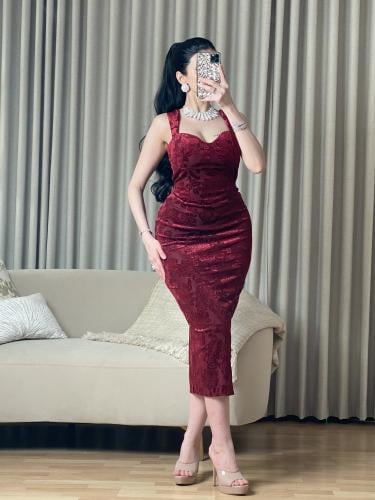 فستان مخملي أحمر سحر الأنوثة