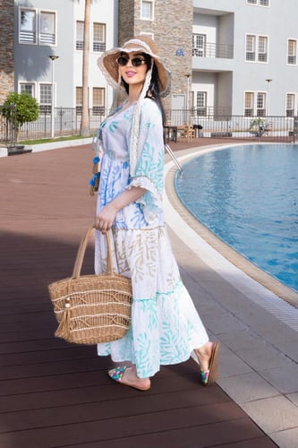 فستان صيفي طويل بتصميم عصري وألوان هادئة