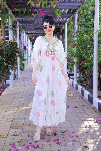 فستان صيفي مزخرف بنقوش زهور ملونة وأنيقة