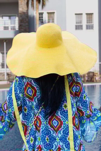 قبعة صيفية واسعة من القش باللون الأصفر العصري
