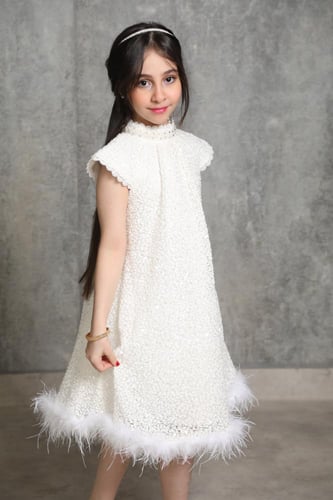 فستان بناتي أبيض بإطلالة فاخرة وعصرية