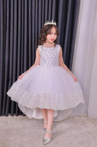 فستان بناتي أبيض بتصميم سندريلا فاخر