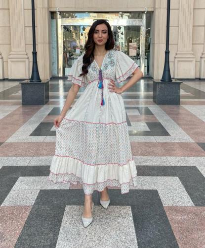 فستان صيفي أبيض مزخرف بتفاصيل ملونة