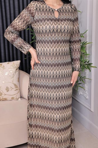 فستان طويل بتصميم أنيق مع تفاصيل هندسية