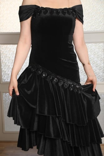 فستان مخملي أسود بكسرات طبقات وتطريز لامع