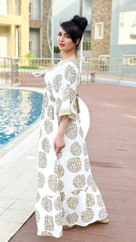 فستان صيفي أنيق بتفاصيل ناعمة وعصرية