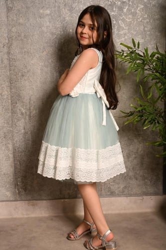 فستان بناتي منفوش باللون السماوي مع الدانتيل الأبي...