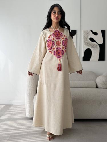 جلابية باللون البيج مع تطريز فاخر في الصدر