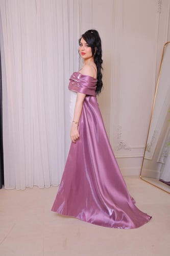 فستان سهرة أبيض مع شال لامع بلون أرجوان