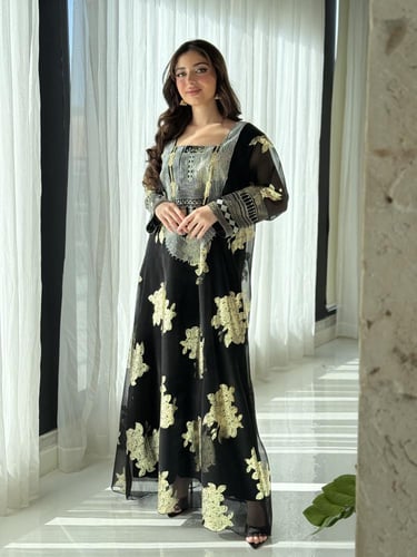 جلابية مزينة بطبعات ذهبية تراثية