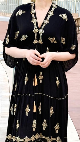 فستان طويل أسود مزخرف بنقوش ذهبية فاخرة