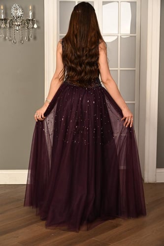 فستان سهرة عنابي بتطريز لامع وقماش تول واسع