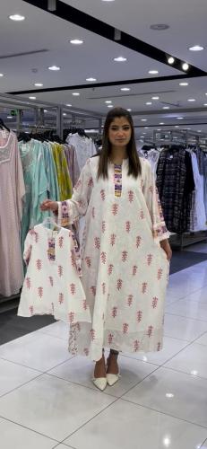 جلابية نسائي بيضاء بلمسة عصرية جذابة