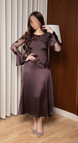 فستان انيق مزين بتطريز من الأعلى وساتان من الأسفل