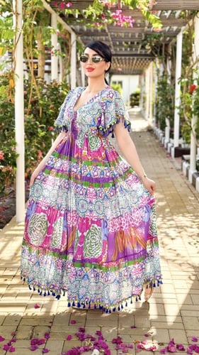 فستان صيفي أنيق بتفاصيل ناعمة وعصرية