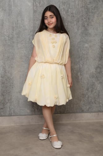 طقم بناتي مزين بالورود