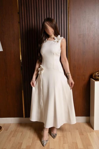 فستان العيد بتنسيقات ورد بدون أكمام