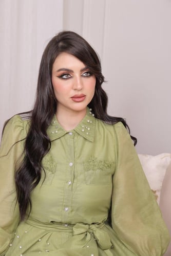 فستان أنيق باللون الأخضر الفاتح بتصميم عصري