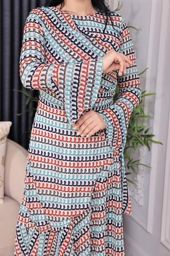 فستان طويل بتصميم هندسي عصري