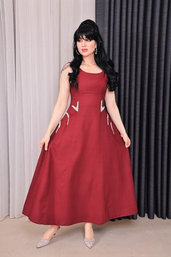 فستان ناعم كلاسيكي بلون الأحمر