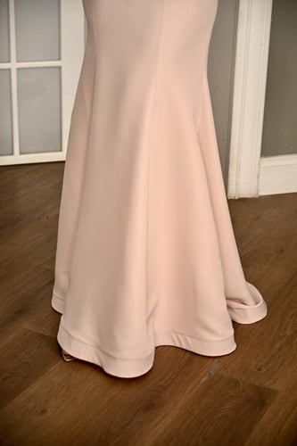 فستان فخم قماش باربي مطرز بجمالية