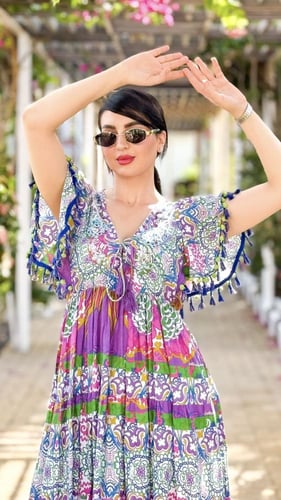 فستان صيفي أنيق بتفاصيل ناعمة وعصرية