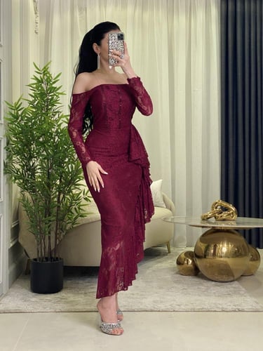 فستان أنيق من قماش الدانتيل