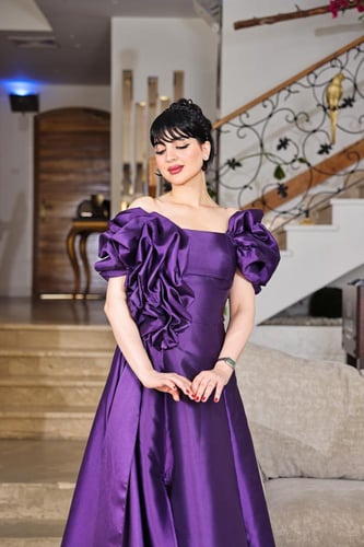 فستان سهرة بنفسجي فاخر مع أكمام منفوشة