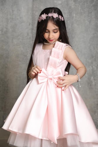 فستان بناتي وردي بإطلالة أنثوية راقية