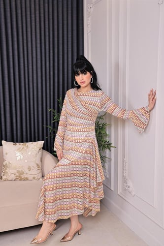 فستان طويل بتصميم هندسي عصري