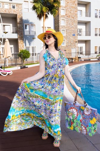 فستان صيفي طويل بتصميم ملون وزخارف استوائية